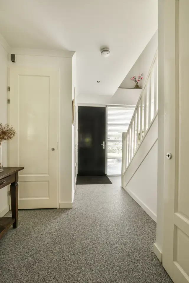 Verbouwdetail met nette afwerking en zorgvuldig leidingwerk