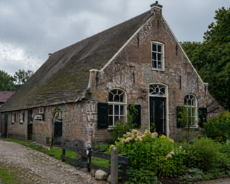 Onderhoud aan buitenunit van installatie